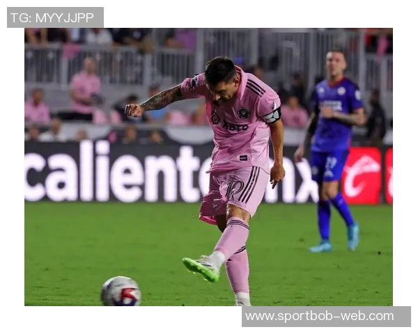 梅西在补时阶段单刀突袭被迅速回追的防守球员成功破坏